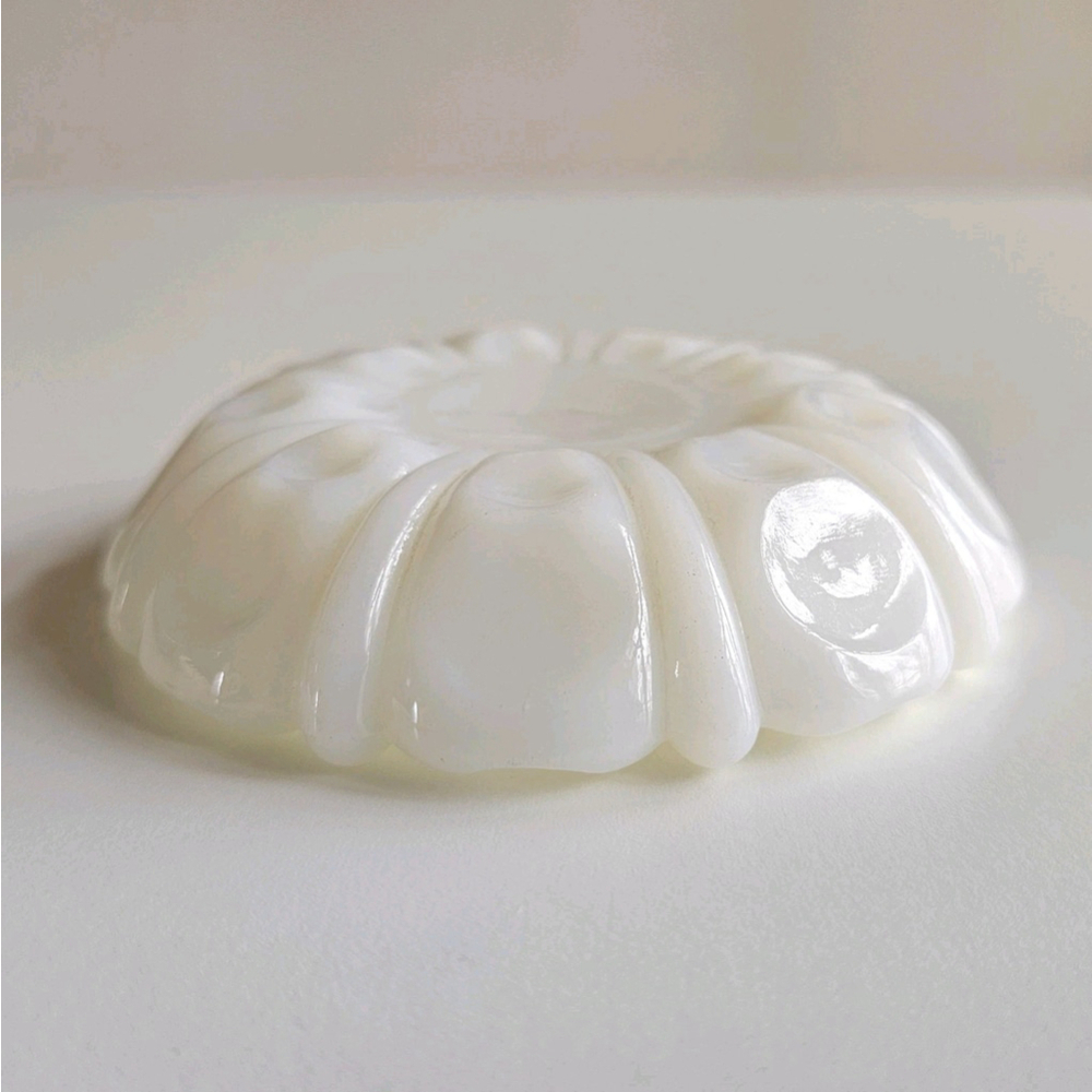 Vintage Anchor Hocking Milk Glass Thumbprint Design Ashtray 4" Round - Picture 7 of 7